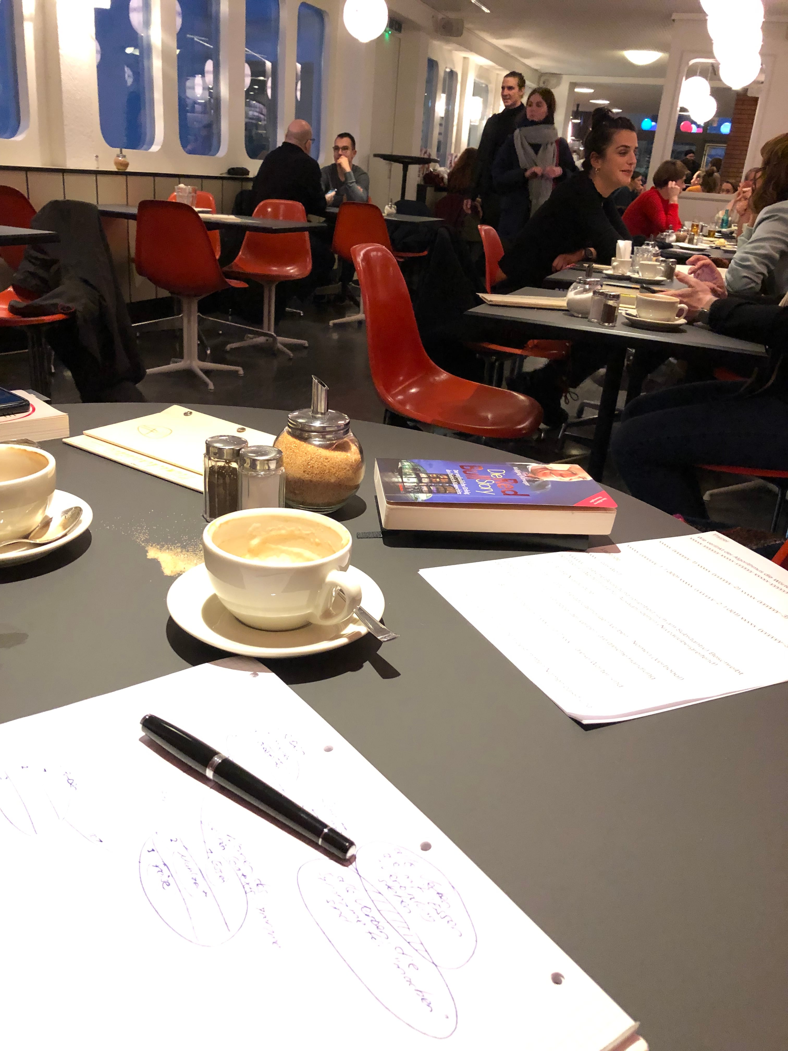 Brainstorming und Strategie im Café